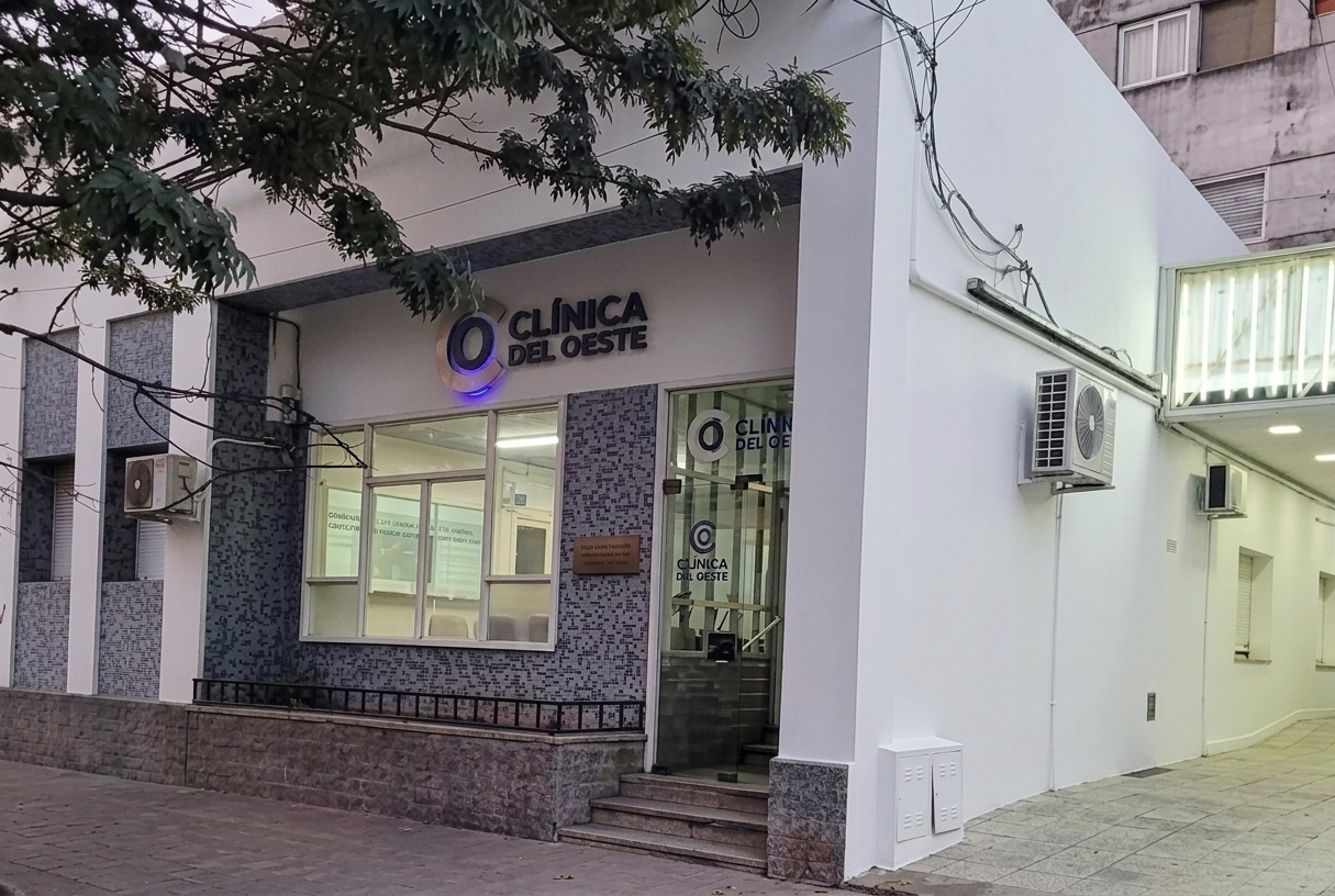 Frente de la Clínica del Oeste en Pehuajó